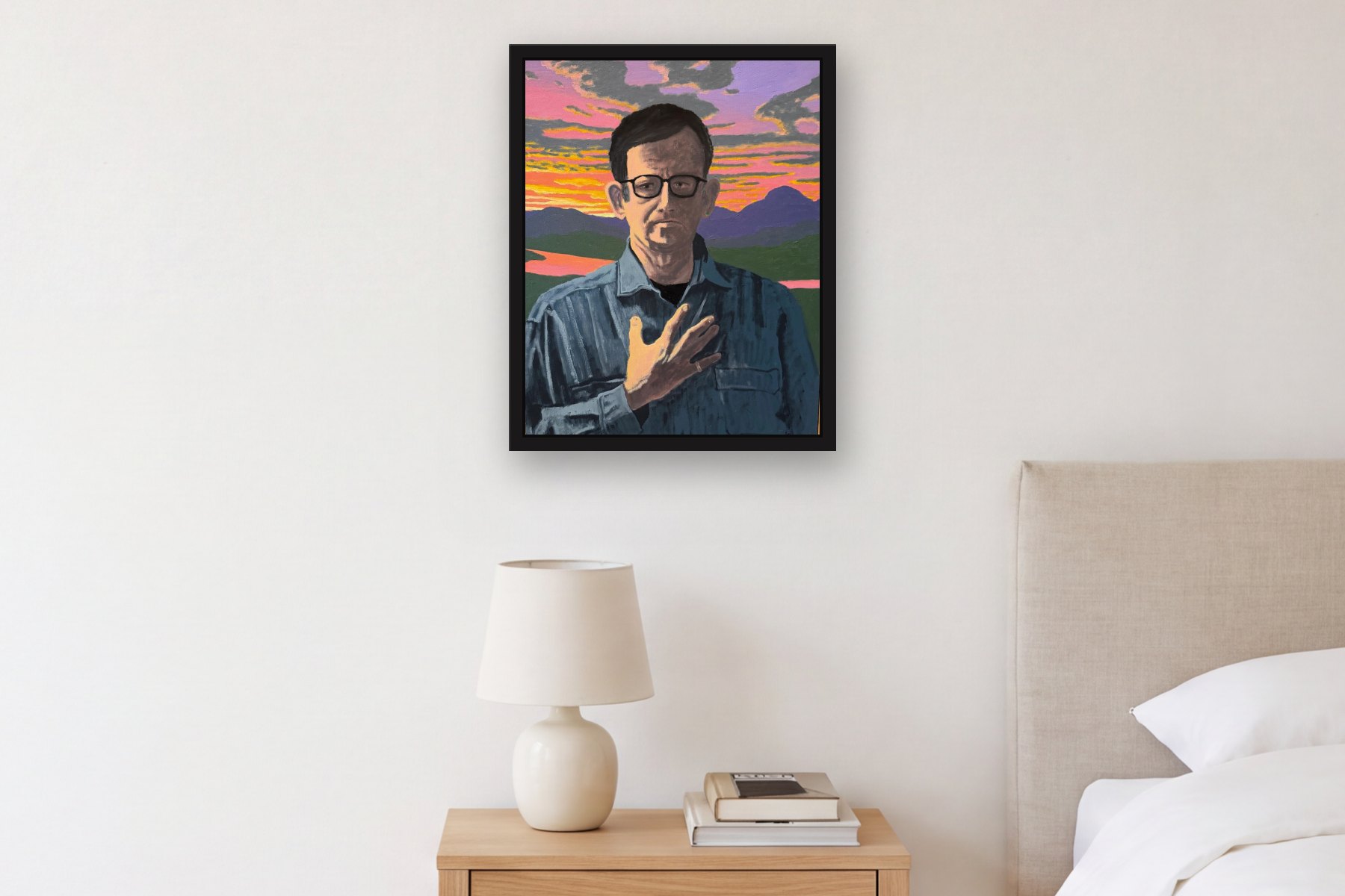 Self Portrait de Bill Sullivan, pendurada sobre um criado-mudo em um quarto