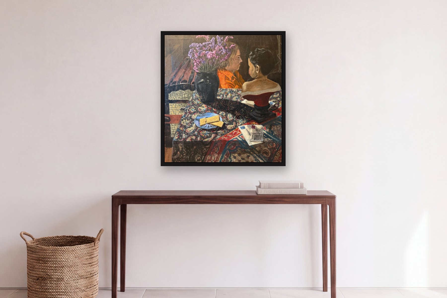 Many Things II de Bill Sullivan, pendurada sobre uma mesa em um hall